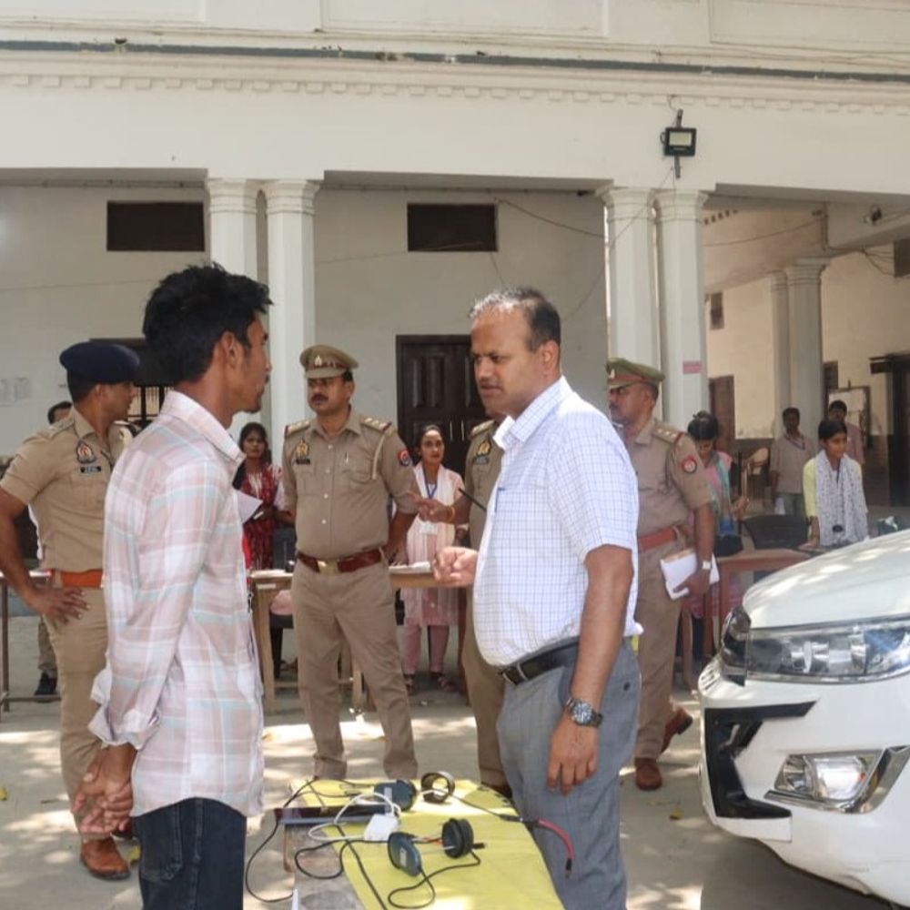 आजमगढ़ होमगार्ड परीक्षा का अधिकारियों ने लिया जाएगा:सुरक्षा व्यवस्था के किए गए व्यापक इंतजाम, अभ्यर्थी बोले कठिन था प्रश्न पत्र