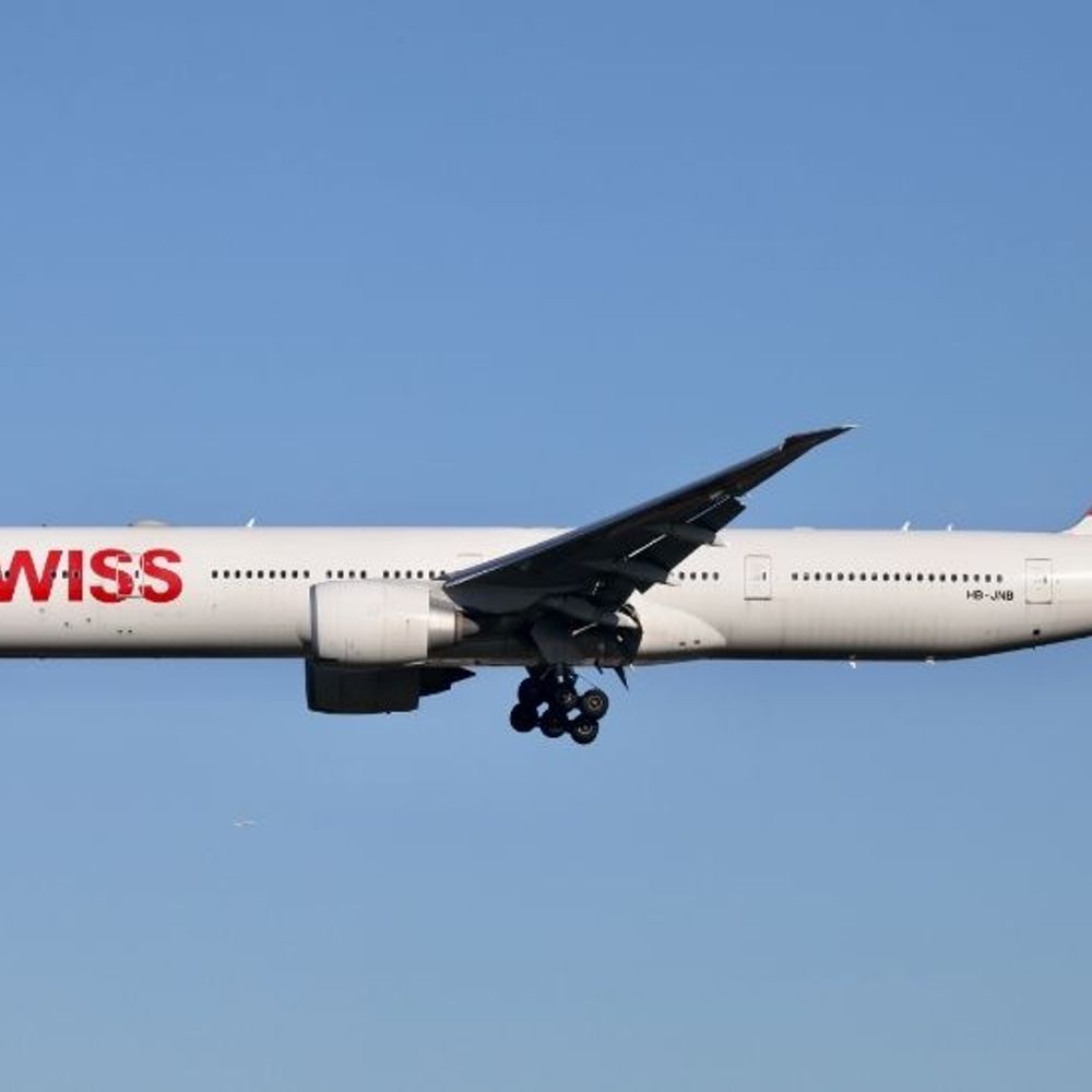 दिल्ली-टेकऑफ के दौरान स्विस फ्लाइट का इंजन फेल, आग लगी:6 घायल, 4 नवजात समेत 232 लोग सवार थे; फ्लाइट ज्यूरिख जा रही थी