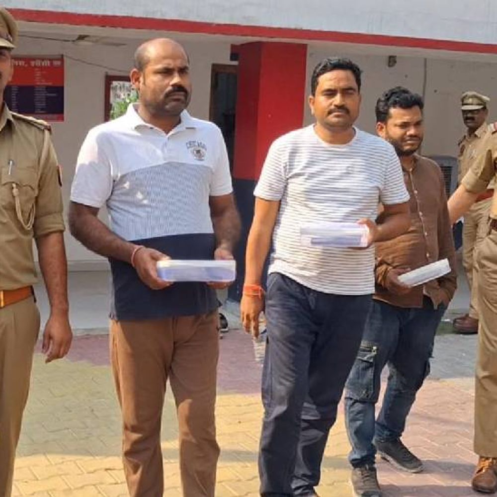 सट्‌टा गिरोह का सरगना भाजपा नेता समेत 3 गिरफ्तार:झांसी में 3 खाते फीज, जिसमें 25 लाख कैश, SSP बोले- सट्‌टे से पैसा कमाया