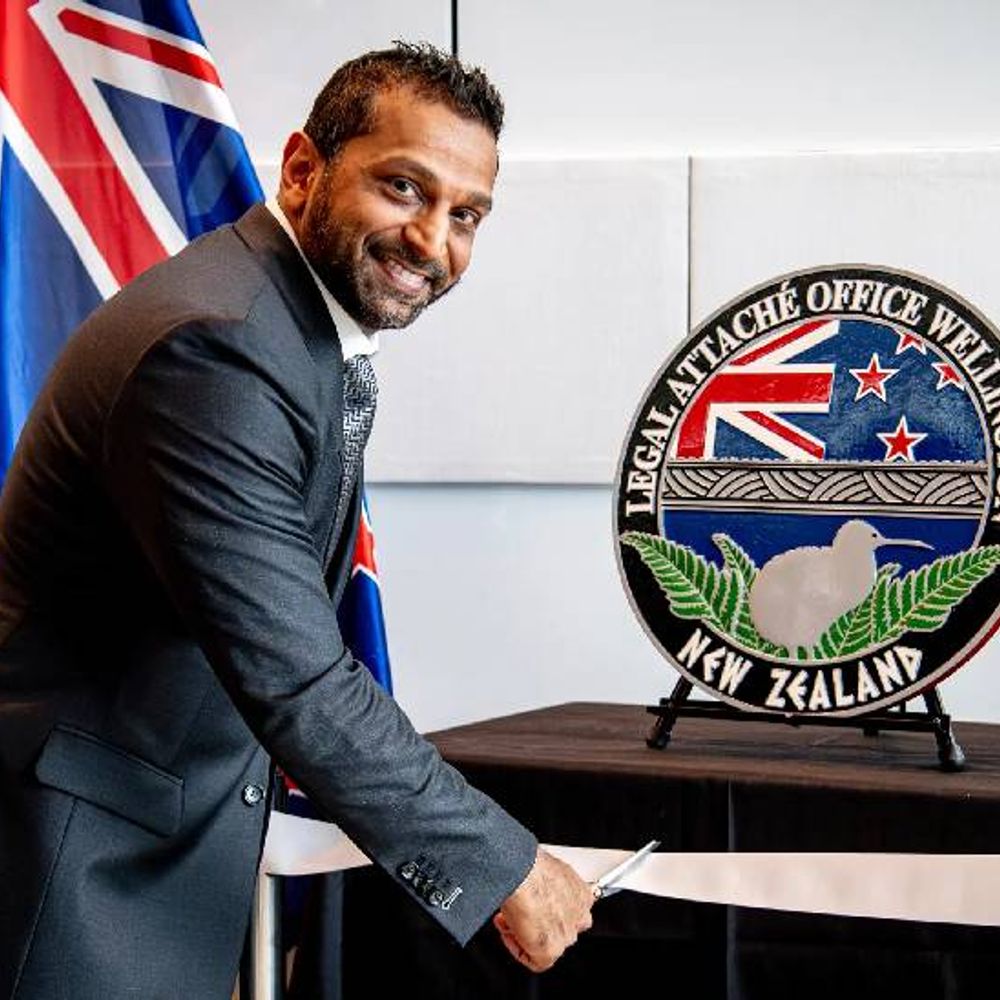 काश पटेल पर गैर-जिम्मेदाराना व्यवहार के आरोप:हॉकी के दीवाने हैं FBI चीफ, रंगबिरंगे मोजों और भारत से सिलवाए सूट का मजाक उड़ाते थे दोस्त