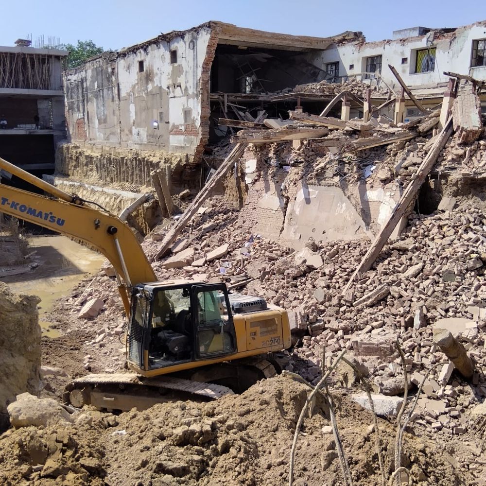 25 फीट गहरे बेसमेंट ने खोली सिस्टम की पोल:हजारों मीट्रिक टन मिट्टी का हिसाब नहीं, एडीए-खनन विभाग मौन