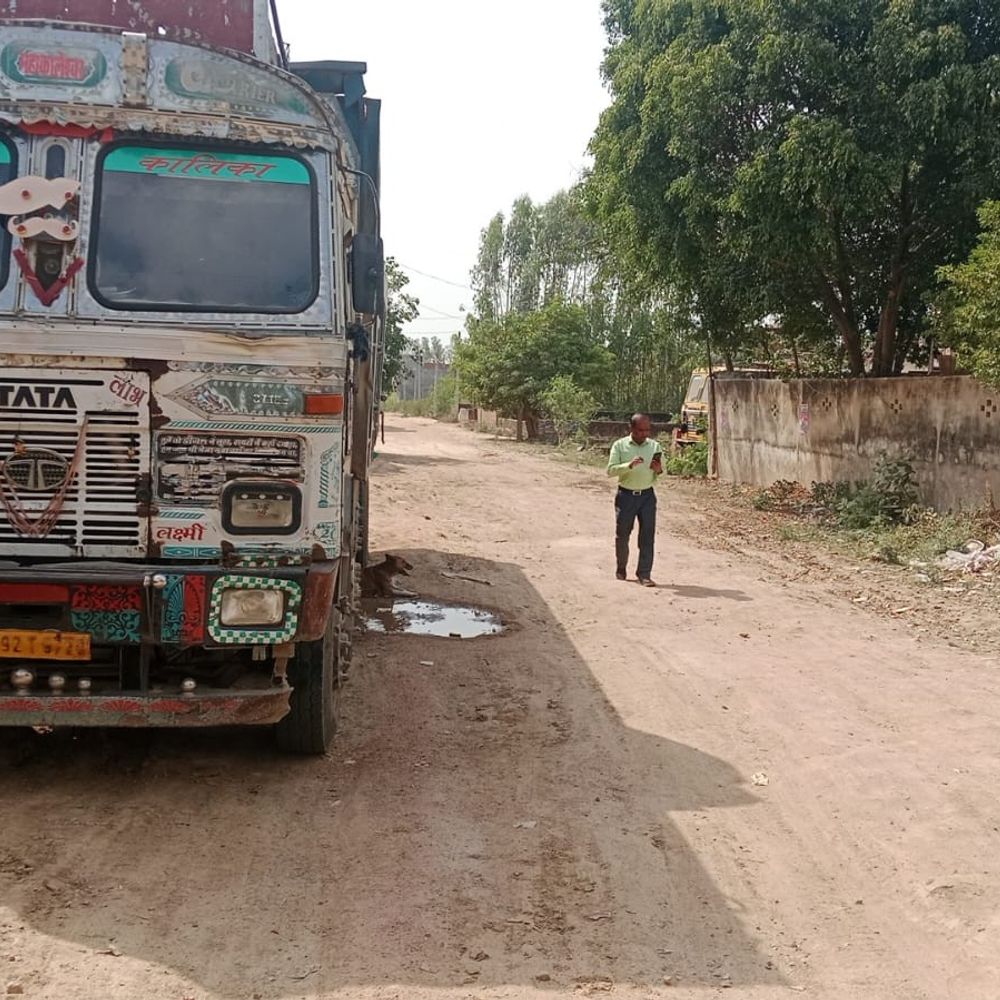 अवैध खनन पर प्रशासन सख्त, दो वाहन सीज:औरैया में विशेष चेकिंग अभियान, 1.05 लाख रुपये का जुर्माना
