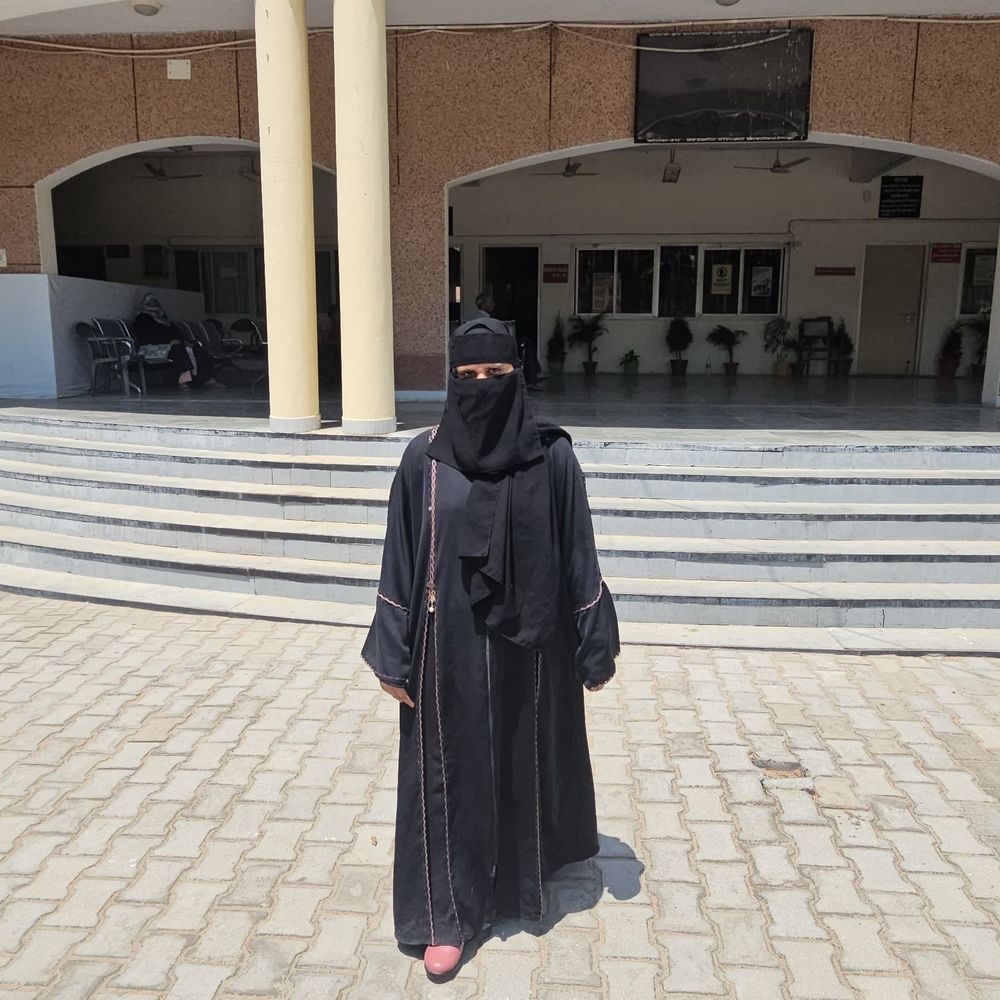 फर्जी दस्तावेजों से आंगनवाड़ी नौकरी का आरोप:अमरोहा में महिला के खिलाफ डीएम से शिकायत, कार्रवाई की मांग