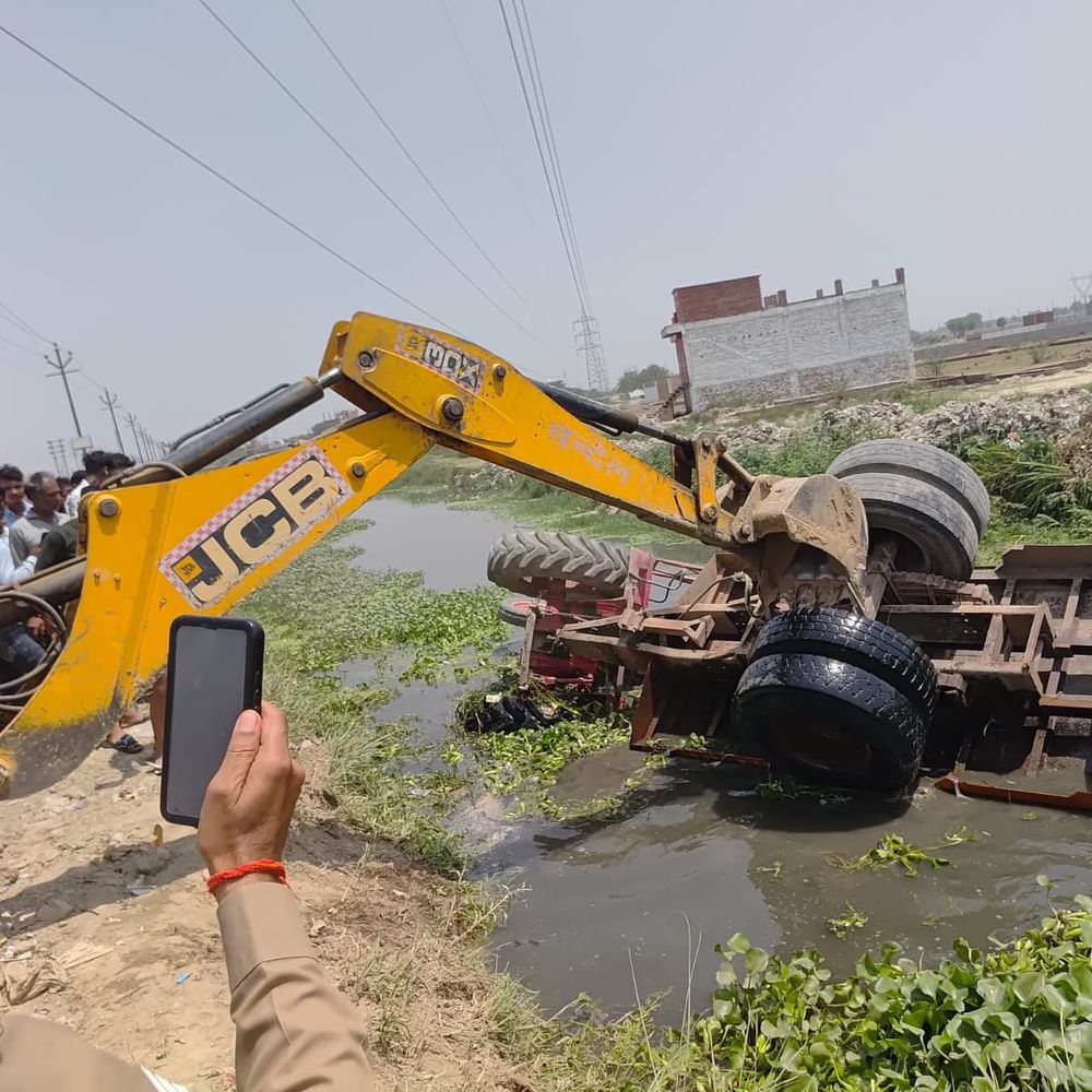 ट्रैक्टर-ट्रॉली की टक्कर से स्कूटी सवार युवती की मौत:कानपुर में नाले में पलटे दोनों वाहन, ट्रॉली के नीचे दबने से गई जान