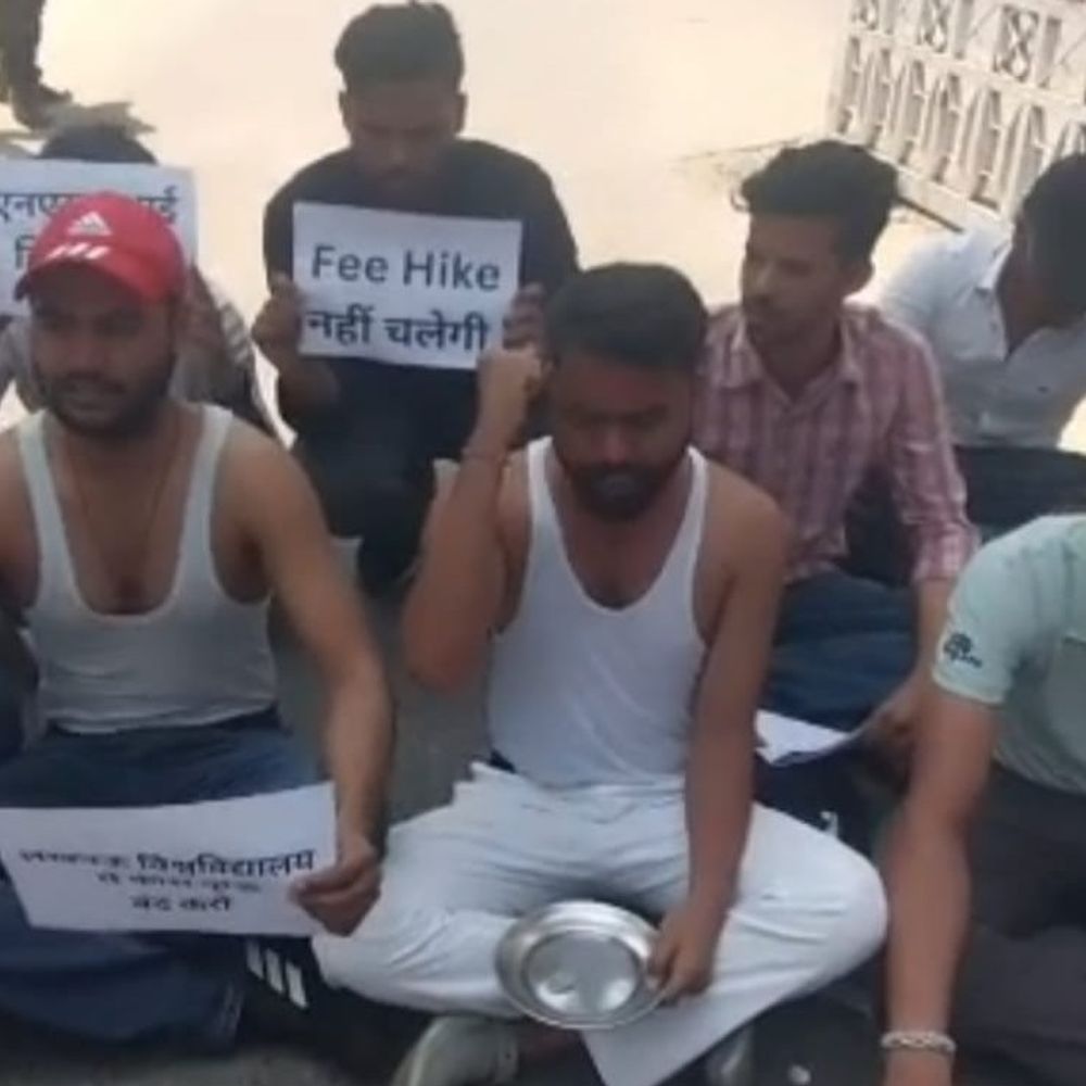 LU में फीस वृद्धि को लेकर NSUI का प्रदर्शन:कटोरा लेकर मांगी भीख, प्रॉक्टोरियल बोर्ड से तीखी झड़प