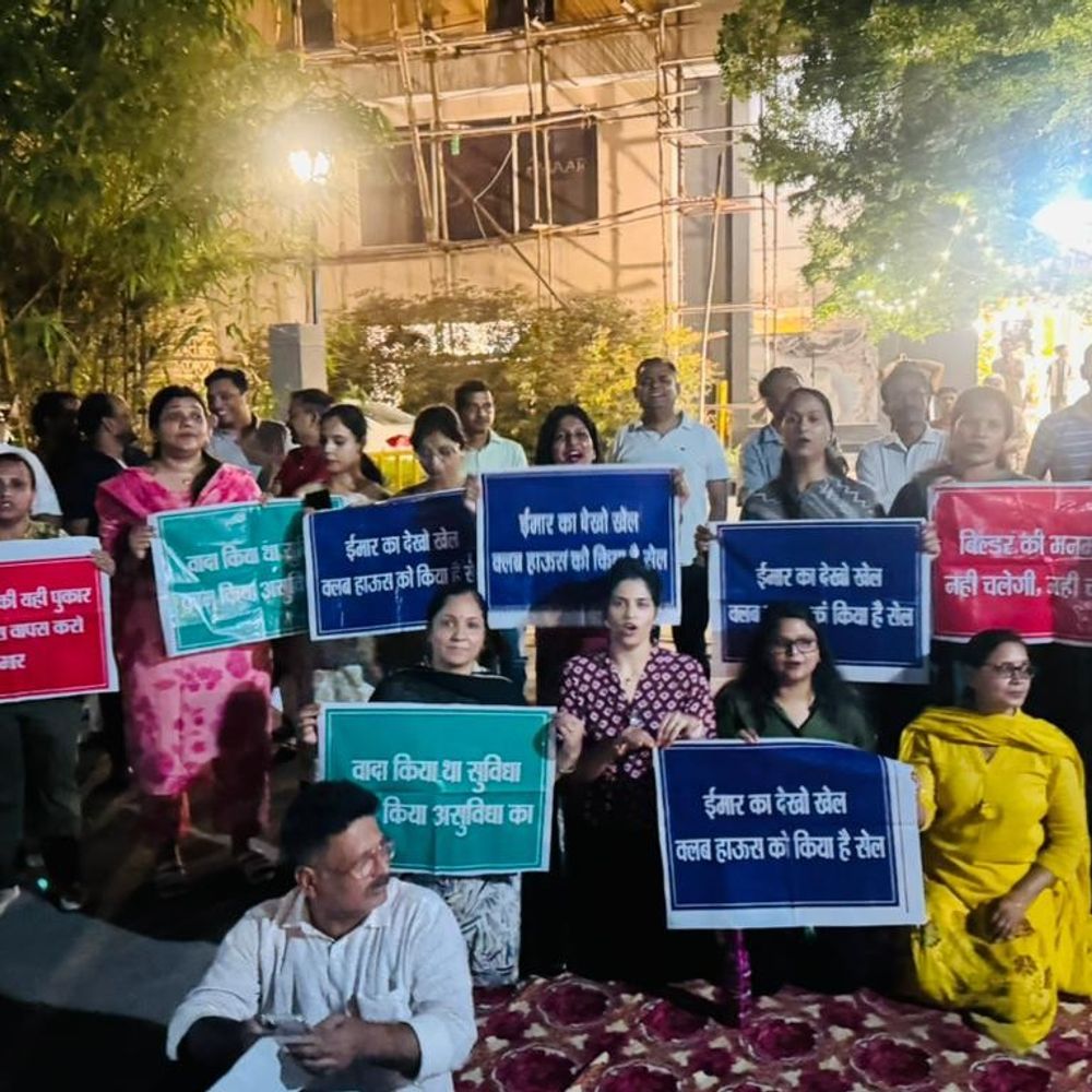 लखनऊ में एमआर बिल्डर के खिलाफ आवंटियों ने किया प्रदर्शन:हाथों में तख्ती लेकर की नारेबाजी बोले, बिल्डर ने किया खेल, क्लब हाउस कर दिया सेल”