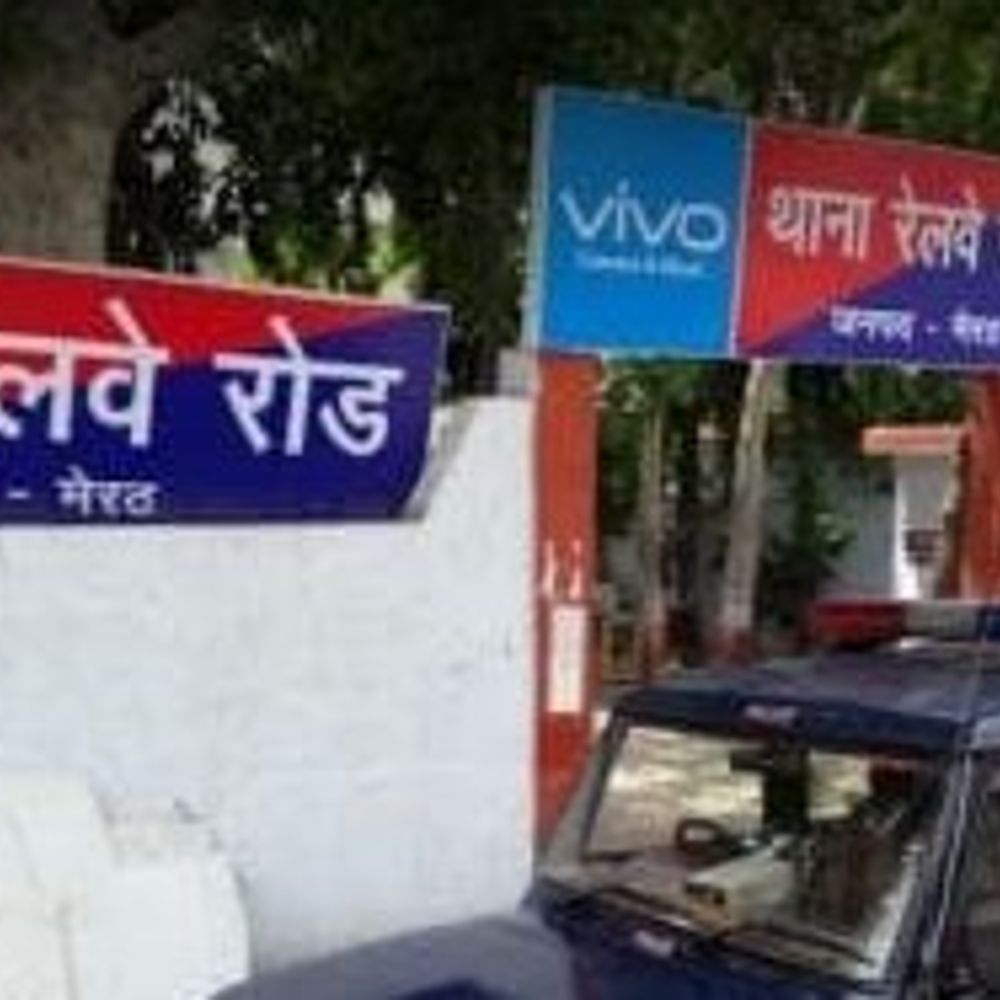 सेक्स रैकेट की सूचना पर पुलिस की दबिश, मचा हड़कंप:दो युवक और सात युवतियों को हिरासत में लेकर थाने भेजा, सभी से पूछताछ जारी