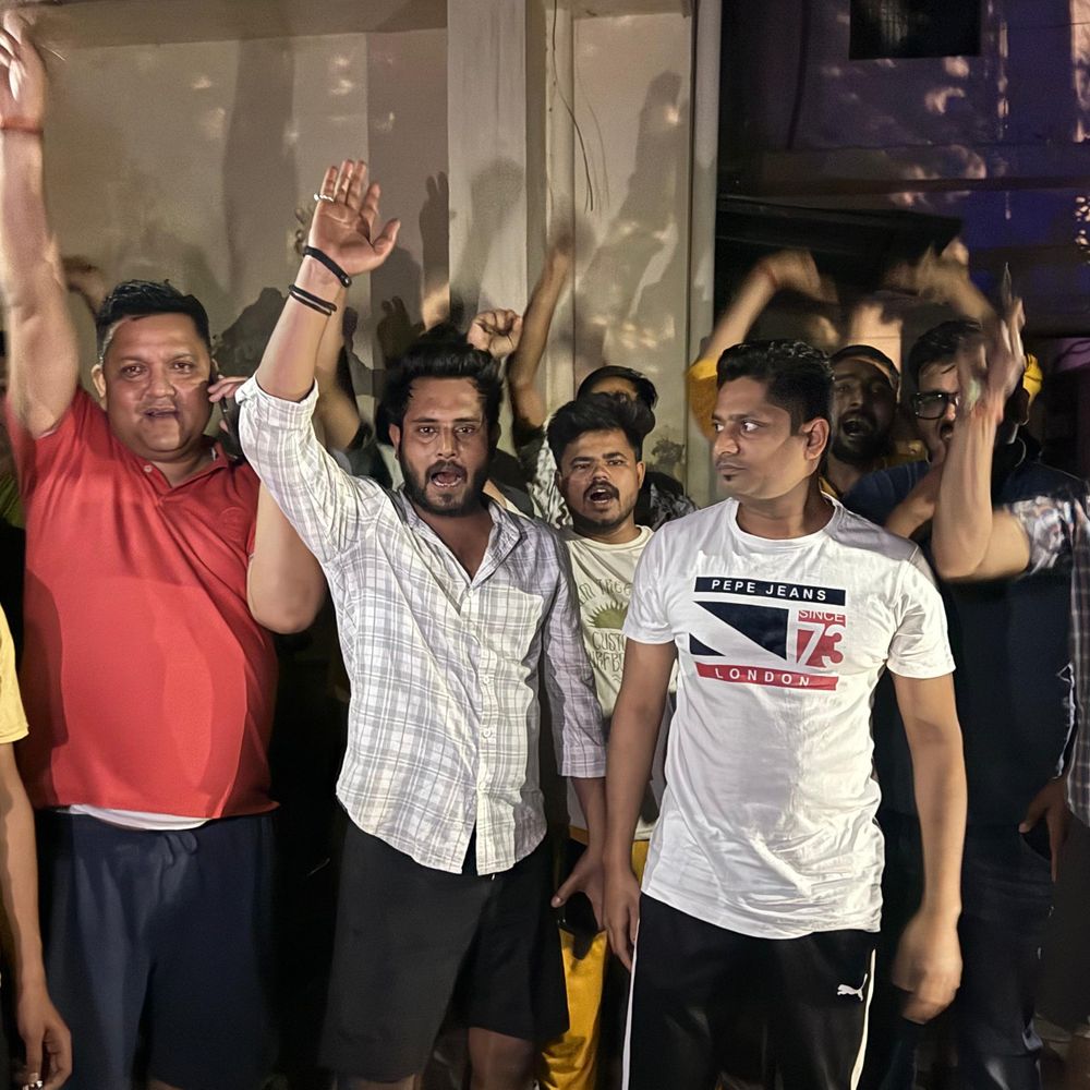 लखनऊ में बिजली कटौती से परेशान लोगों ने की नारेबाजी:अधिकारियों के गोल मोल जवाब से भड़के पूर्व विधायक अविनाश त्रिवेदी