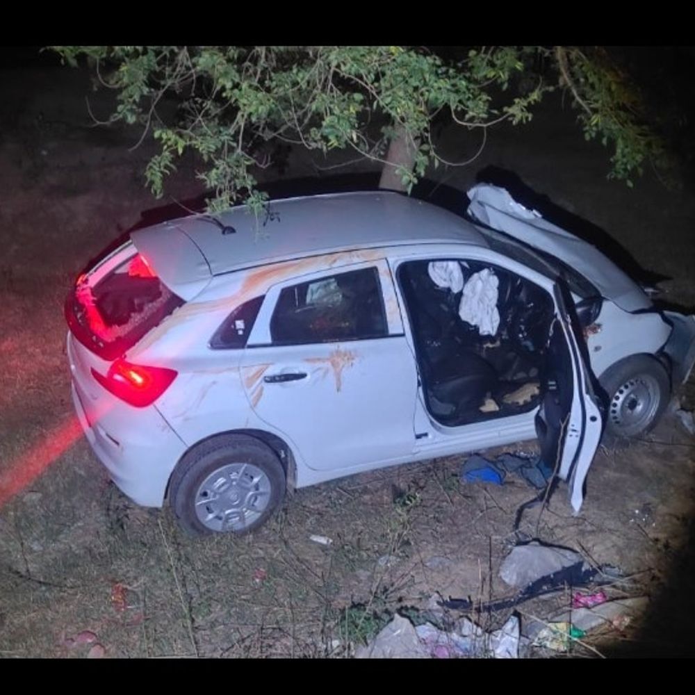 हाथरस में अनियंत्रित होकर पुलिया से टकराई कार:आगरा-अलीगढ़ हाईवे पर एक युवक की मौत और दो गंभीर घायल