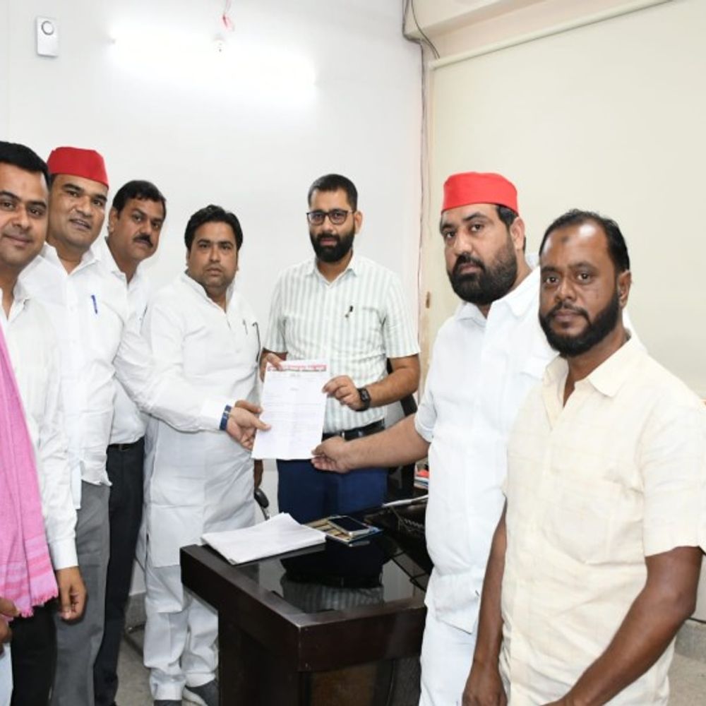 मथुरा में समाजवादी पार्टी ने किया पार्किंगों के खिलाफ प्रदर्शन:अवैध पार्किंगों के विरोध में नगर निगम में कार्यकर्ताओं ने की नारेबाजी, कहा निविदा शर्तों का हो रहा खुला उल्लंघन