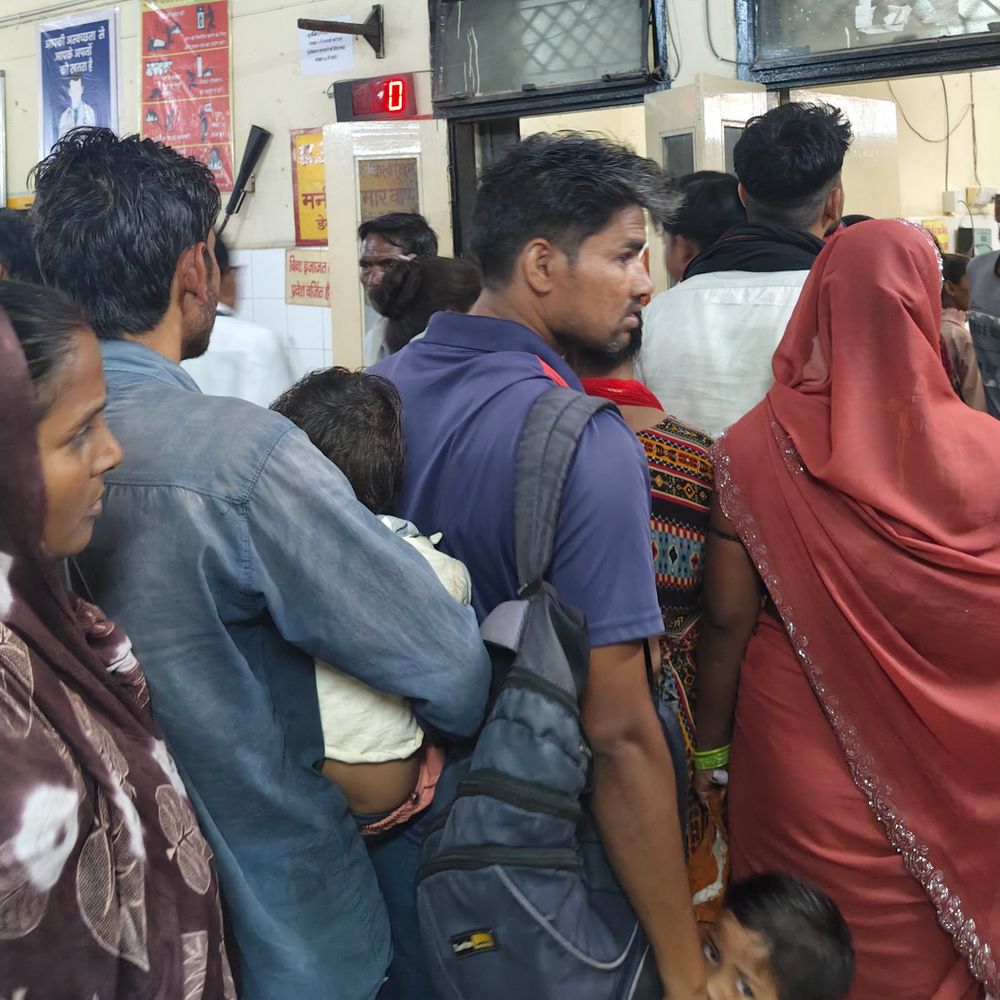 हाथरस में भीषण गर्मी से डायरिया के मामले बढ़े:जिला अस्पताल और प्राइवेट अस्पतालों में मरीजों की भरमार, इमरजेंसी खचाखच