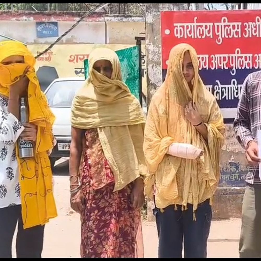 बांदा में दबंगों ने घर में घुसकर की मारपीट:युवक, मां-बहन को पीटा; युवती का हाथ टूटा, SP ने दिए जांच के आदेश