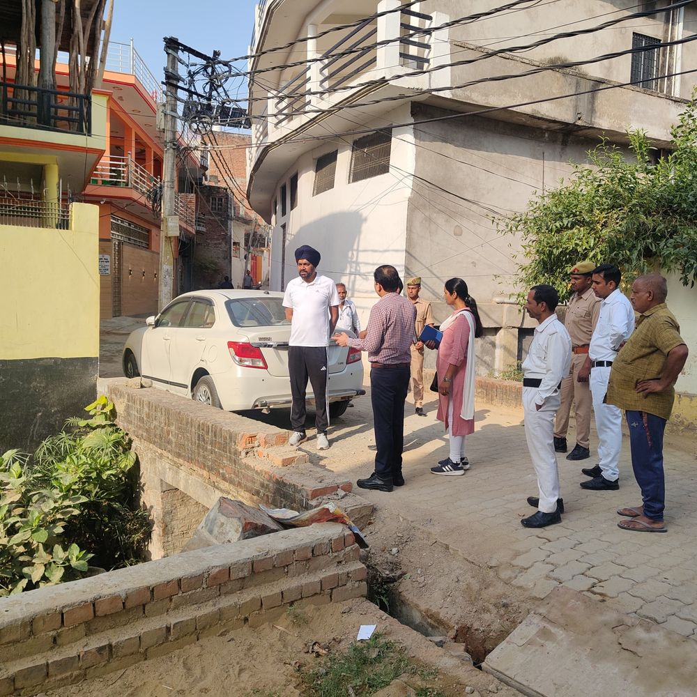 डीएम ने सफाई व्यवस्था का किया औचक निरीक्षण:सफाई नायकों और कर्मचारियों को नियमित सफाई के निर्देश दिए, लापरवाही मिलने पर कार्रवाई की चेतावनी