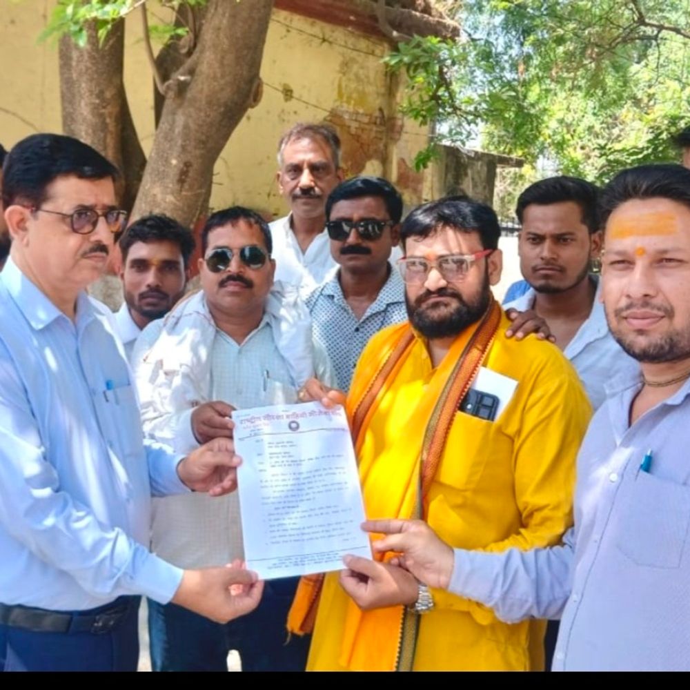 सुल्तानपुर में राष्ट्रीय गौरक्षा वाहिनी ने प्रशासन को सौंपा ज्ञापन:27 अप्रैल को 'गौ-सम्मान दिवस' घोषित करने की मांग