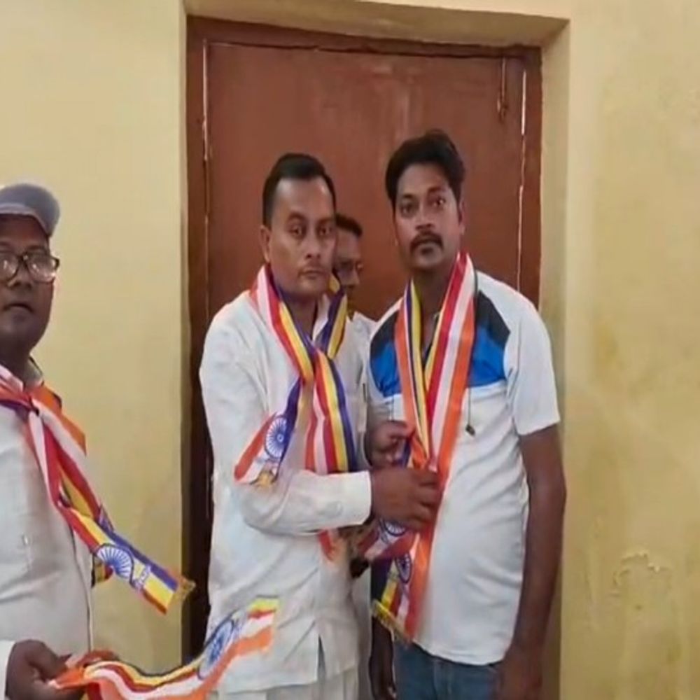 सुल्तानपुर में अम्बेडकर जयंती झांकी इंचार्जों का सम्मान:सफल आयोजन में योगदान के लिए शील्ड व पंचशील पट्टी से सम्मानित