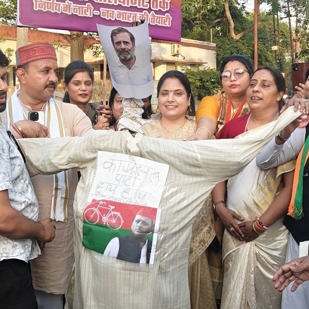 चंदौसी में भाजपा ने विपक्ष का पुतला फूंका:महिला आरक्षण बिल पास न होने पर विरोध जताया, एमएलसी बोले- राहुल गांधी हर अच्छा काम रोकते