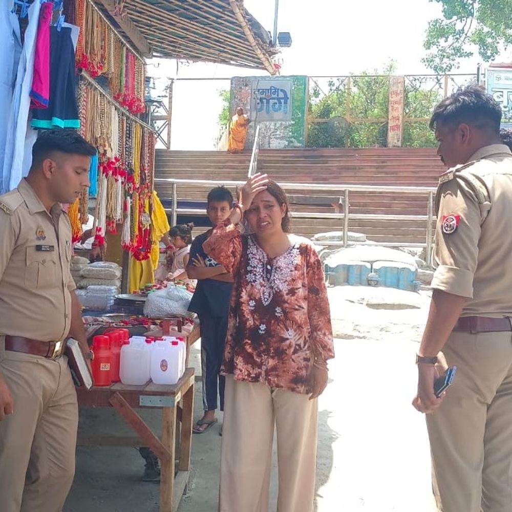 हापुड़ के ब्रजघाट गंगा में स्नान करते युवक डूबा:गोताखोर कर रहे तलाश, मेरठ से मौसी के साथ आया था युवक