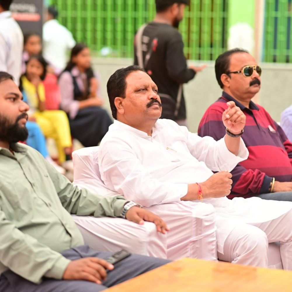 सांसद ने छात्रों संग सुनी मन की बात