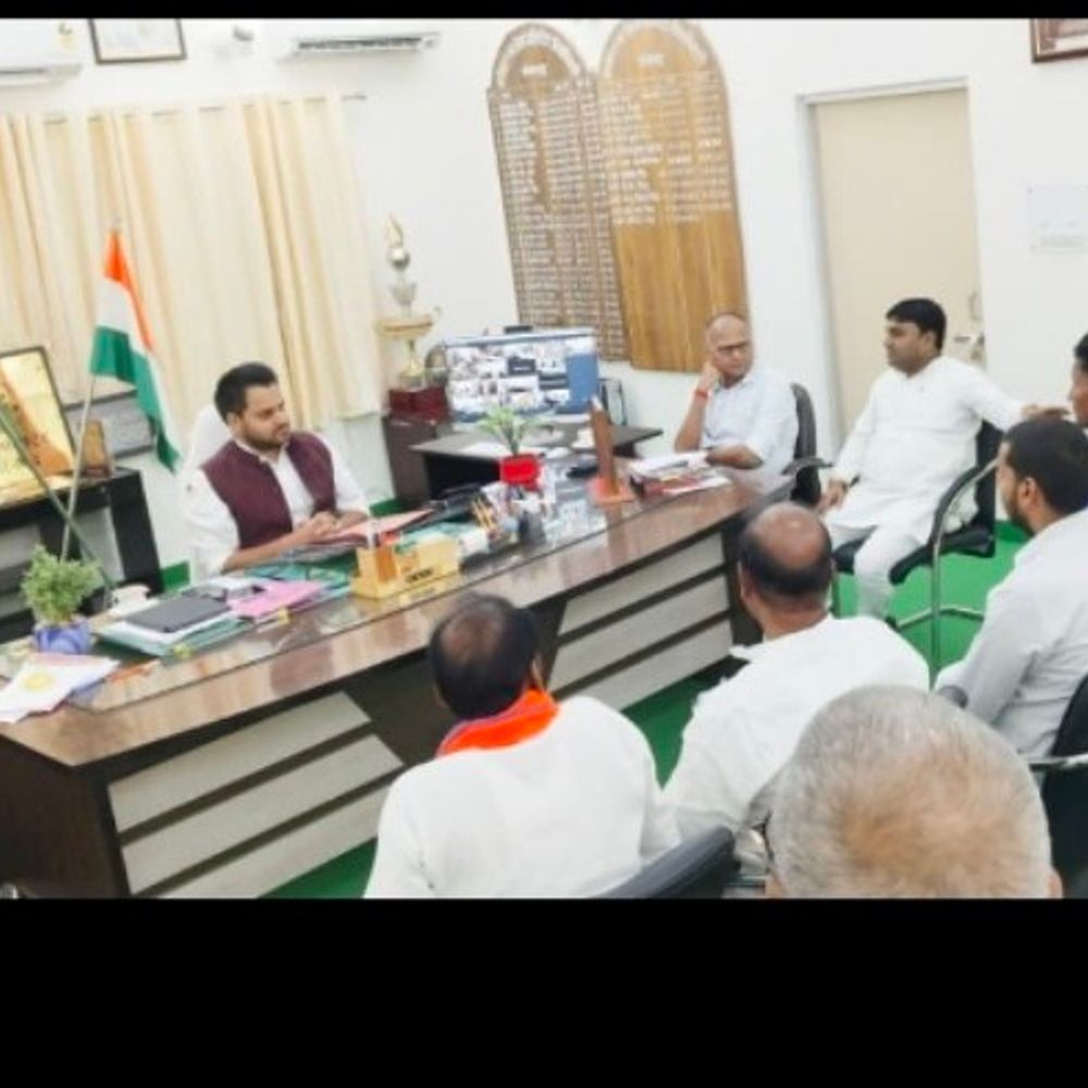 112 किमी सड़क पर 4 टोल प्लाजा से जनता परेशान:सोनभद्र में टोल की मंजूरी और अवैध खनन पर अपना दल ने डीएम को सौंपा ज्ञापन