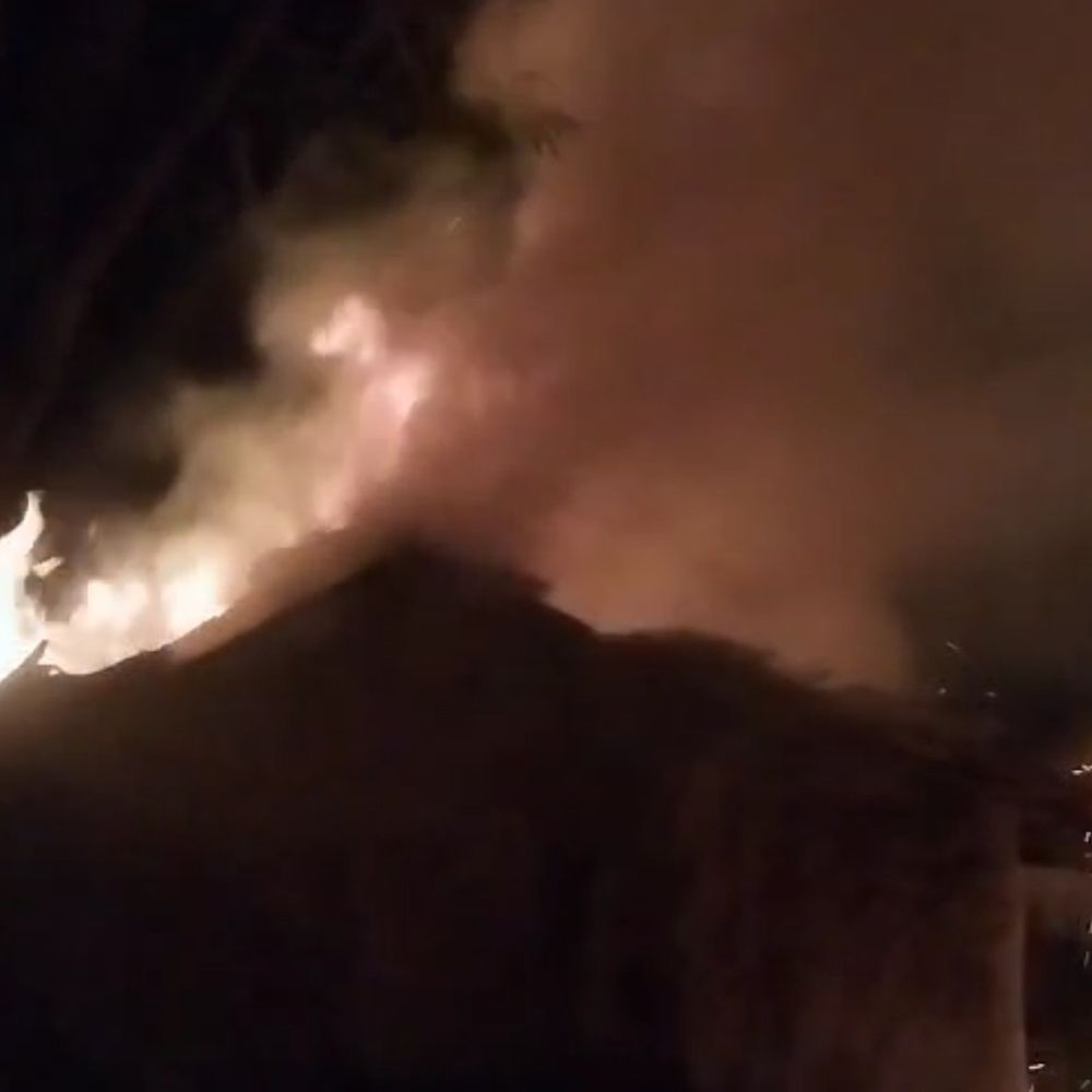 छतरपुर के जनकपुर गांव में मकान में लगी आग:  ग्रामीणों ने आग को बुझाया और मवेशियों को बचाया, देर से पहुंची फायर ब्रिगेड – Chhatarpur (MP) News