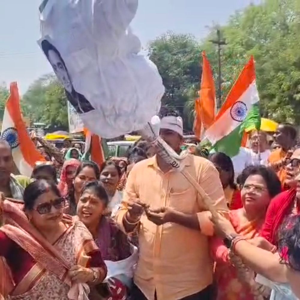 भाजपा ने बाराबंकी में राहुल-अखिलेश का पुतला फूंका:महिला आरक्षण मुद्दे पर कांग्रेस-सपा के खिलाफ किया जोरदार प्रदर्शन