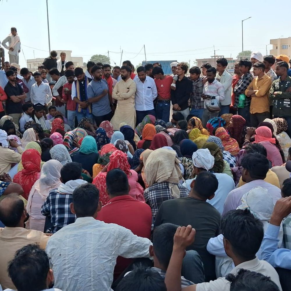 शामली में दोस्तों ने युवक की हत्या की थी:परिजन अन्य आरोपियों की गिरफ्तारी के लिए एसपी ऑफिस में धरने पर बैठे