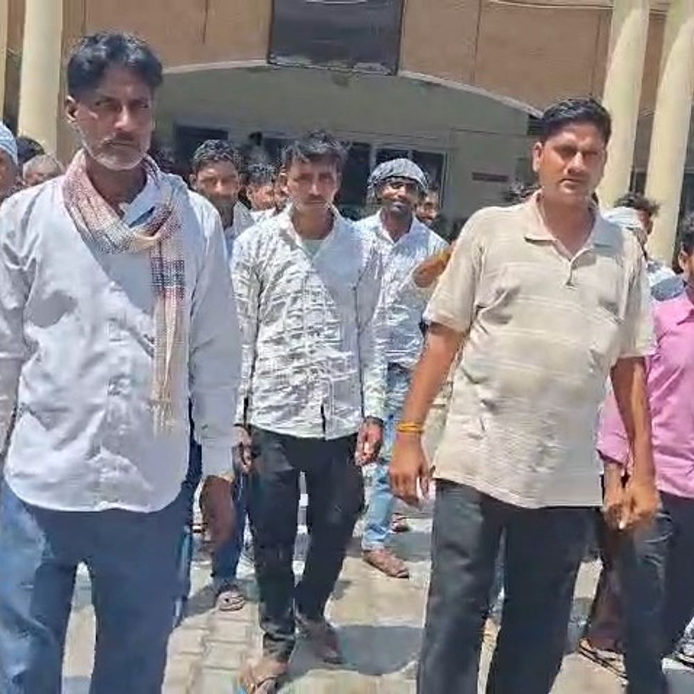 अमरोहा में राशन डीलर पर अनियमितता का आरोप:ग्रामीणों ने कम राशन देने और अभद्र व्यवहार की शिकायत की