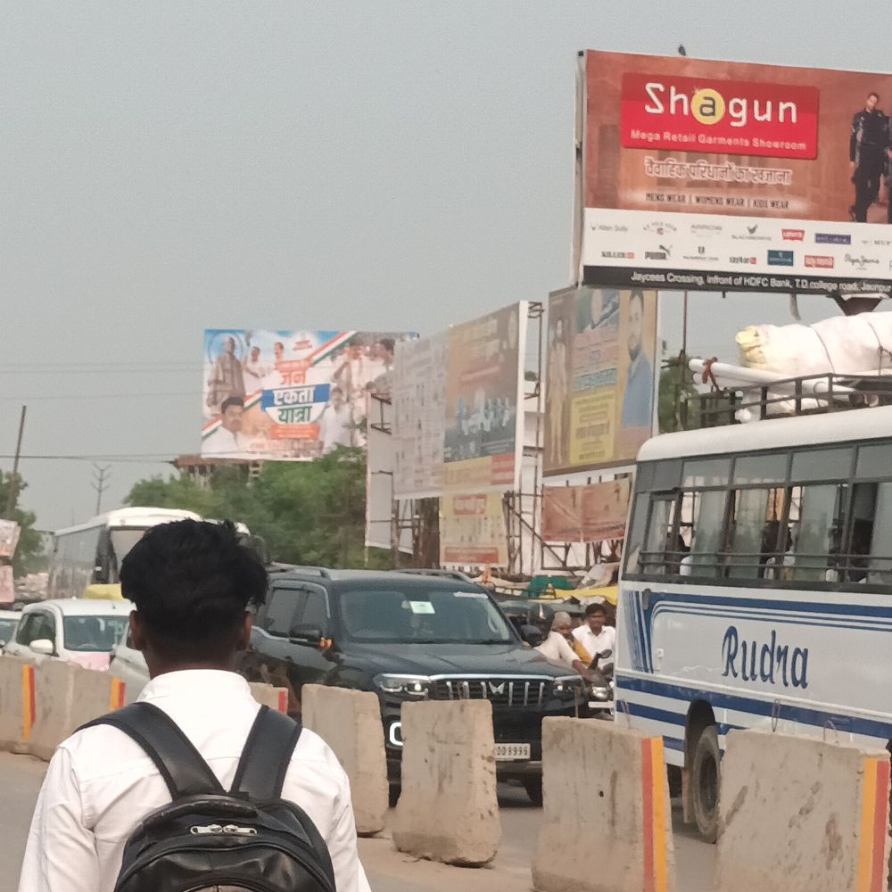 जौनपुर में 4 लाख से अधिक वाहन, पार्किंग बड़ी समस्या:15 साल से जगह नहीं, शाही किले के पास भी कब्जा, स्कूल छूटते ही जाम