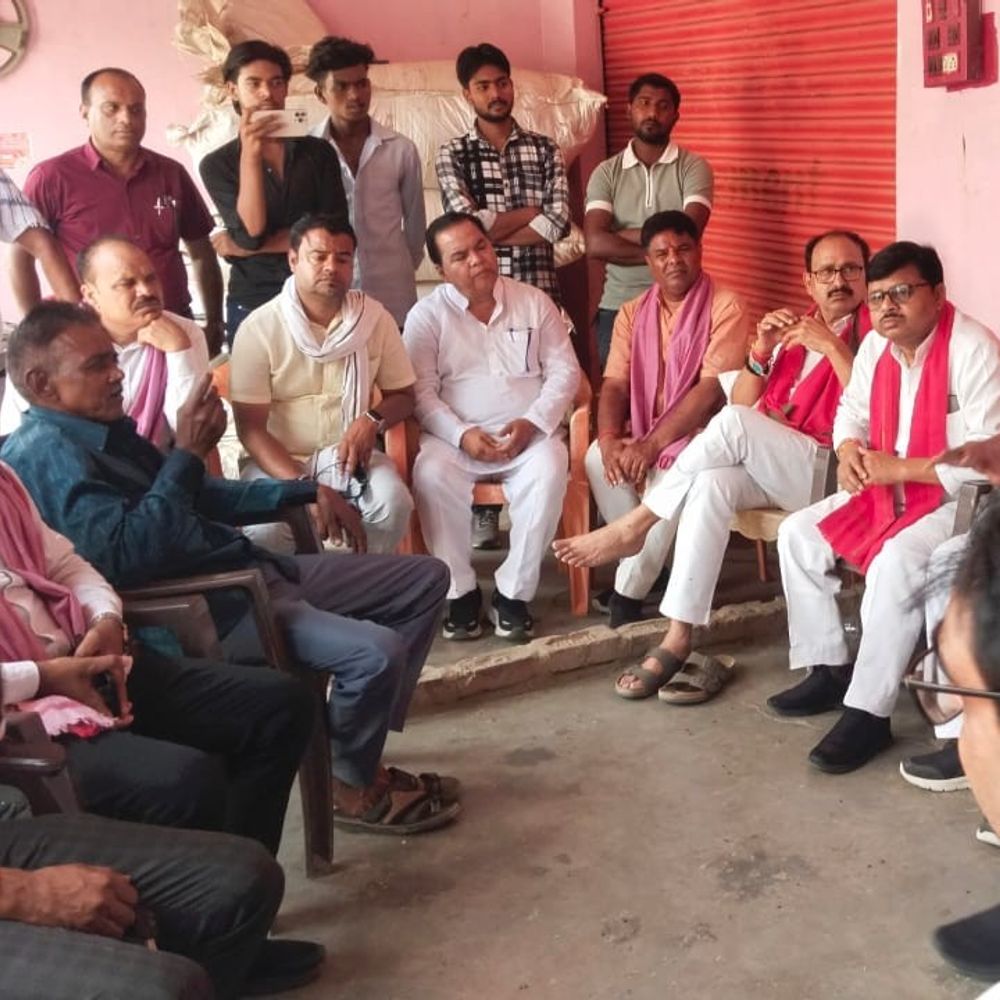 इटावा अस्पताल के कर्मचारियों पर मारपीट का आरोप:सपा प्रतिनिधिमंडल पीड़ितों से मिला, महिलाओं से मारपीट पर कार्रवाई की मांग