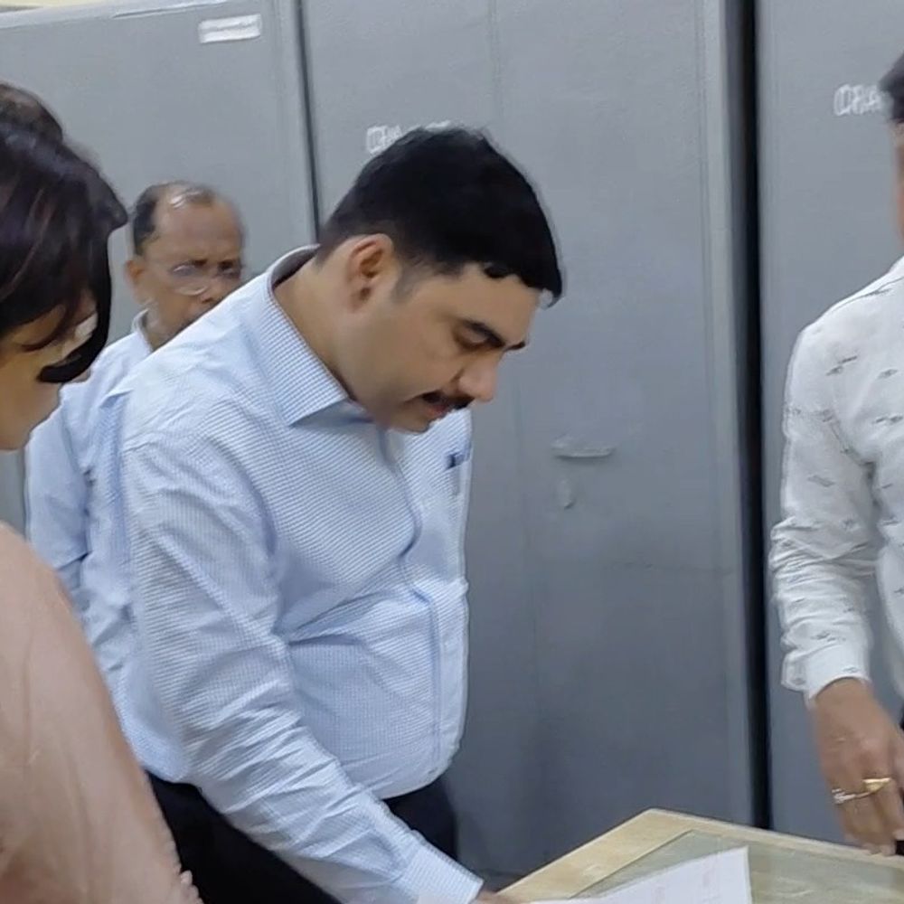 रजिस्टर में दर्ज नहीं मिले असलहा के प्रार्थना पत्र:कलेक्ट्रेट निरीक्षण में सामने आई लापरवाही, लिपिक से मांगा जवाब