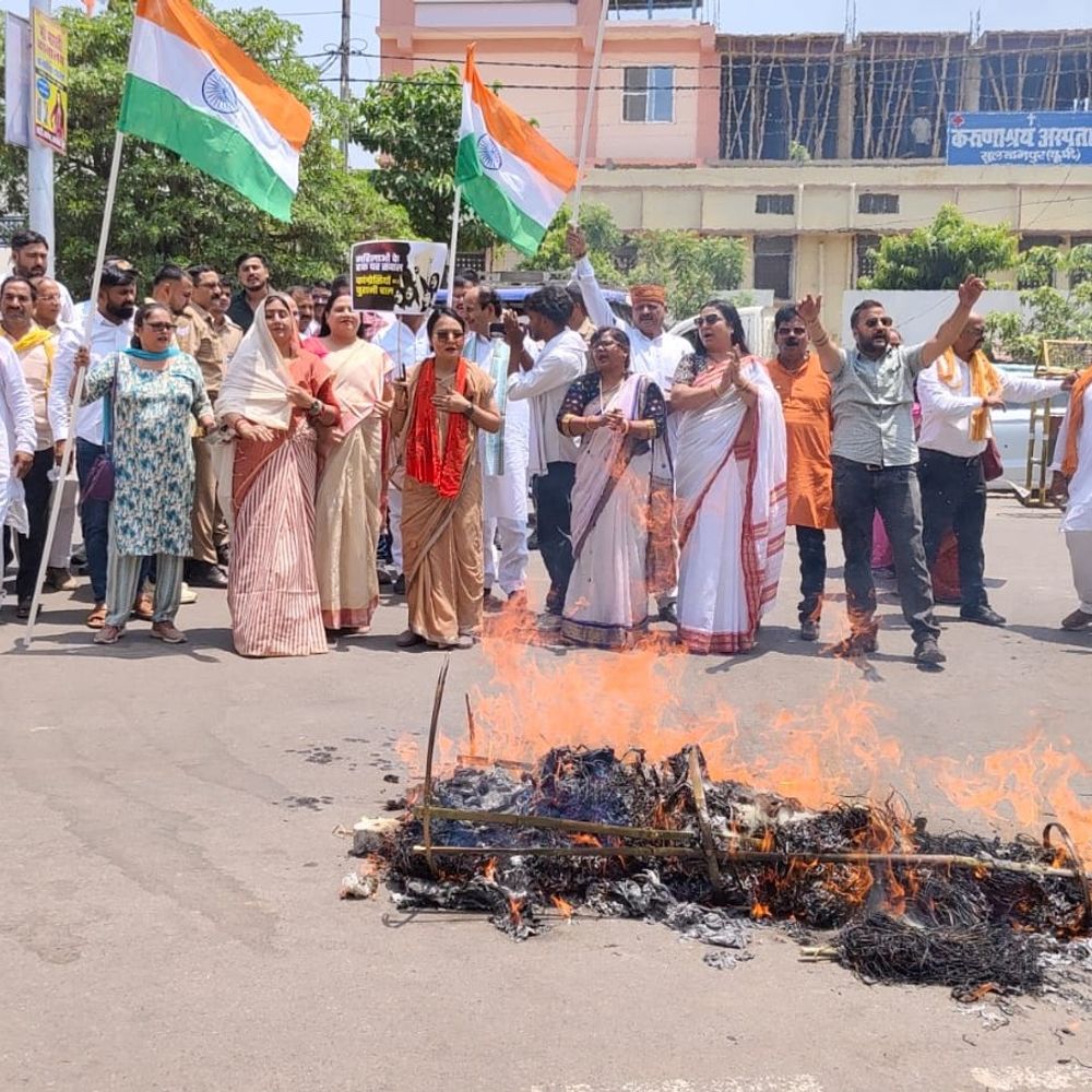 सुल्तानपुर में भाजपा ने निकाली जन आक्रोश रैली:महिला आरक्षण पर राहुल-अखिलेश का पुतला फूंका, आंगनबाड़ी कर्मियों को गया बुलाया