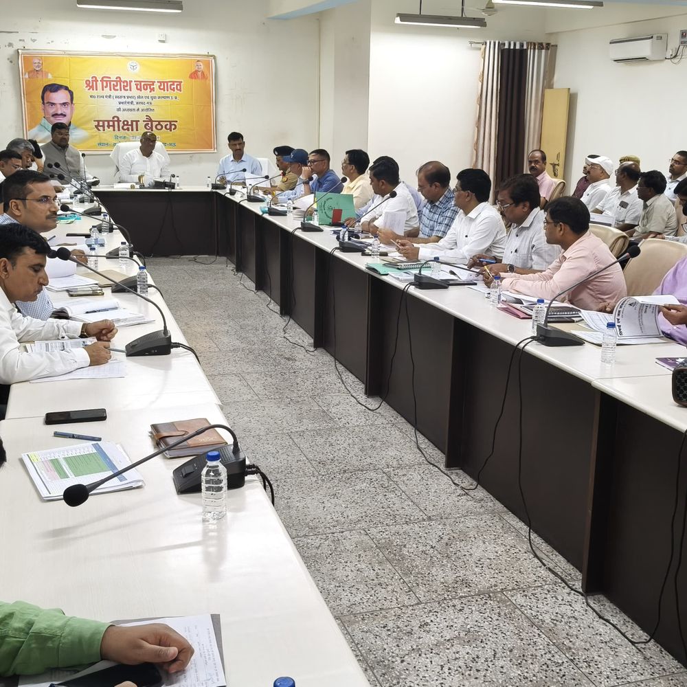 प्रभारी मंत्री ने कानून व्यवस्था की समीक्षा की बैठक:मऊ में स्मार्ट मीटर नियमों के पालन के निर्देश