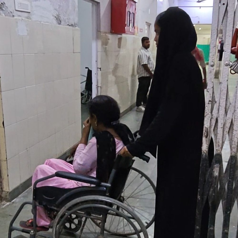 पीलीभीत मेडिकल कॉलेज में दावों की खुली पोल:तीमारदार खुद ढो रहे व्हीलचेयर, ​भारी-भरकम स्टाफ, फिर भी अव्यवस्था