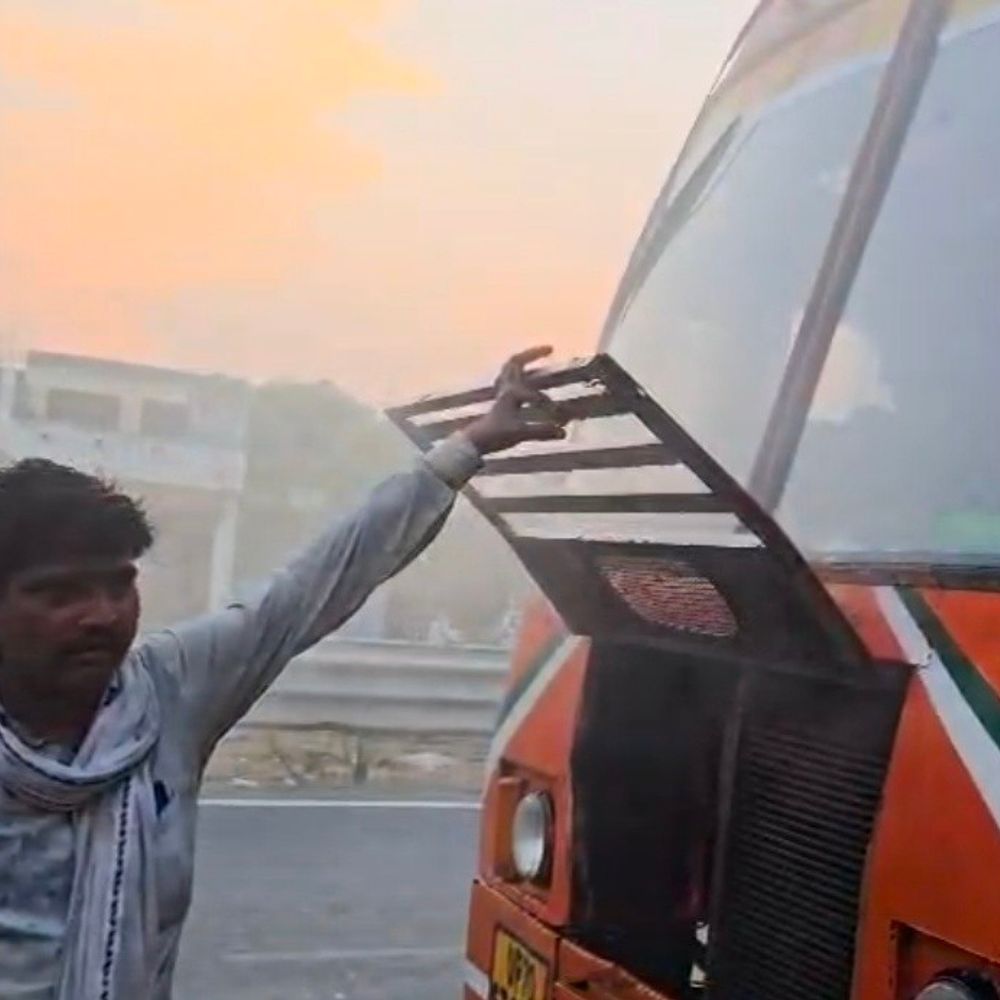 लखनऊ-प्रयागराज राजमार्ग पर रोडवेज बस में लगी आग:ऊंचाहार में शॉर्ट सर्किट होने पर निकला धुआं, ड्राइवर की सूझबूझ से टला हादसा