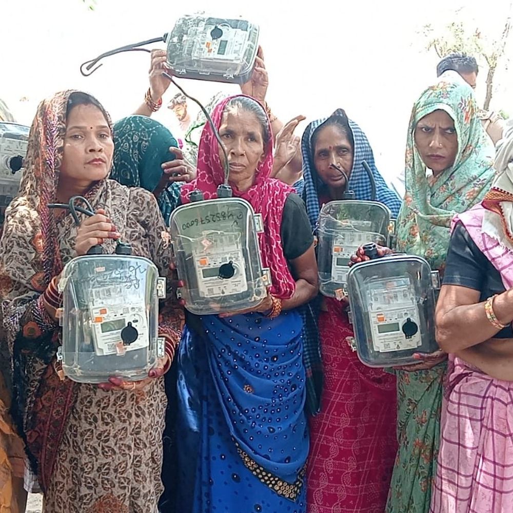 महिलाएं स्मार्ट मीटर हटाने की मांग पर अड़ीं:बनकट गांव की महिलाओं ने जटई बिजली फीडर पर प्रदर्शन किया