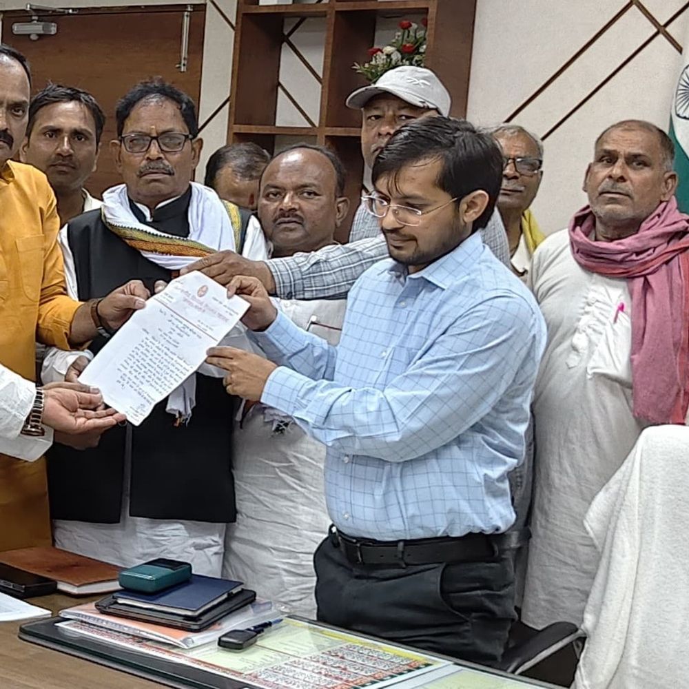 गाजीपुर मामले पर विश्वकर्मा समाज ने डीएम को सौंपा ज्ञापन:परिवार को न्याय, दोषियों को सजा और आर्थिक सहायता की मांग