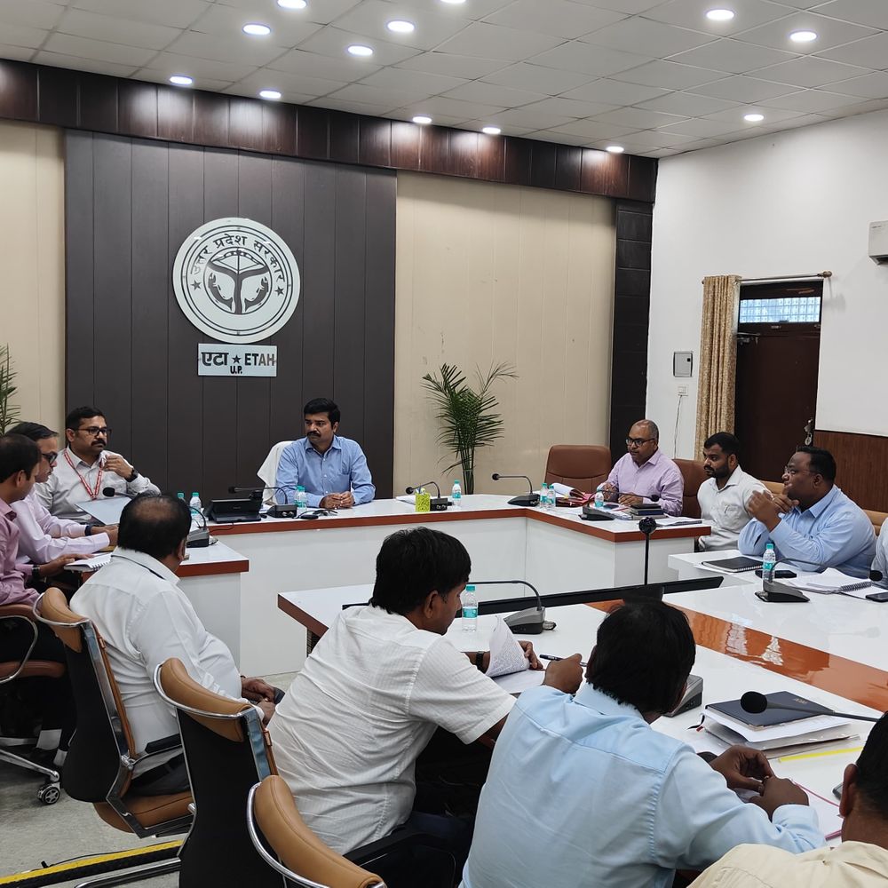 एटा DM ने पूर्व सैनिकों की समस्याएं सुनीं:त्वरित और प्रभावी निस्तारण के लिए अधिकारियों को निर्देश