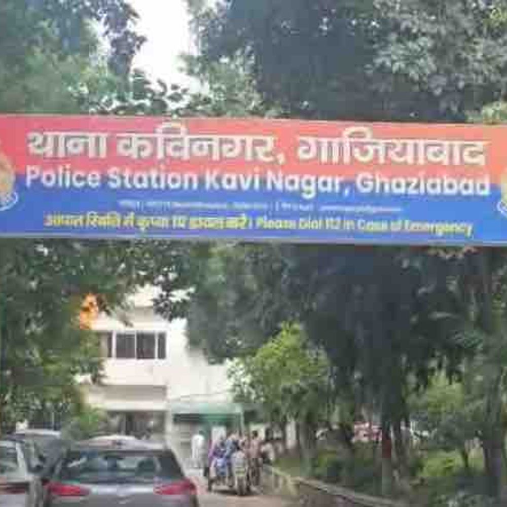गाजियाबाद सोसाइटी में महिला का शव बालकनी से लटका मिला:64 वर्षीय सत्यवती की संदिग्ध मौत, पुलिस जांच में जुटी
