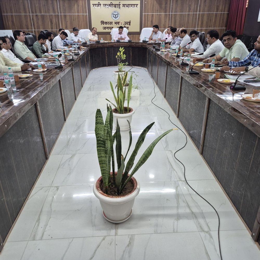 DM ने निर्माण कार्यों में ढिलाई पर जताई नाराजगी:जालौन में 292 परियोजनाओं की समीक्षा, गुणवत्ता-समयबद्धता पर जोर