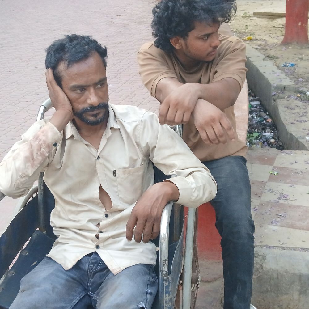 आगरा-लखनऊ एक्सप्रेस-वे पर हादसा, मां-बेटे की मौत:कार ने बाइक को मारी टक्कर, पति घायल