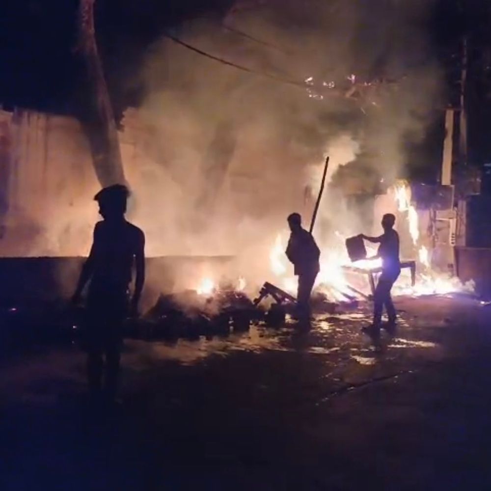 बसई नवाब में 6 दुकानों में लगी भीषण आग:  जलकर हुई खाक, लाखों का हुआ नुकसान – Dholpur News