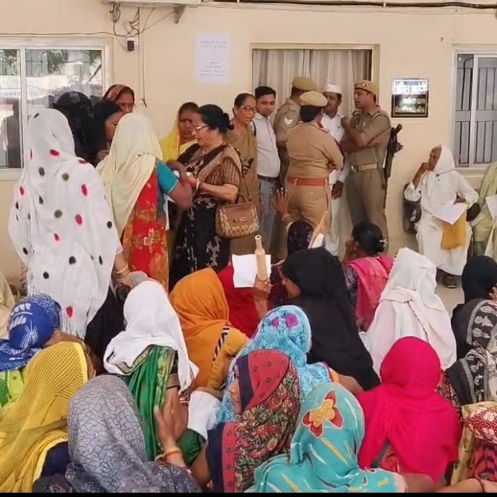 स्मार्ट मीटर के विरोध में बेलन गैंग सड़कों पर:कलेक्ट्रेट पर प्रदर्शन, हटाने की मांग को लेकर धरना