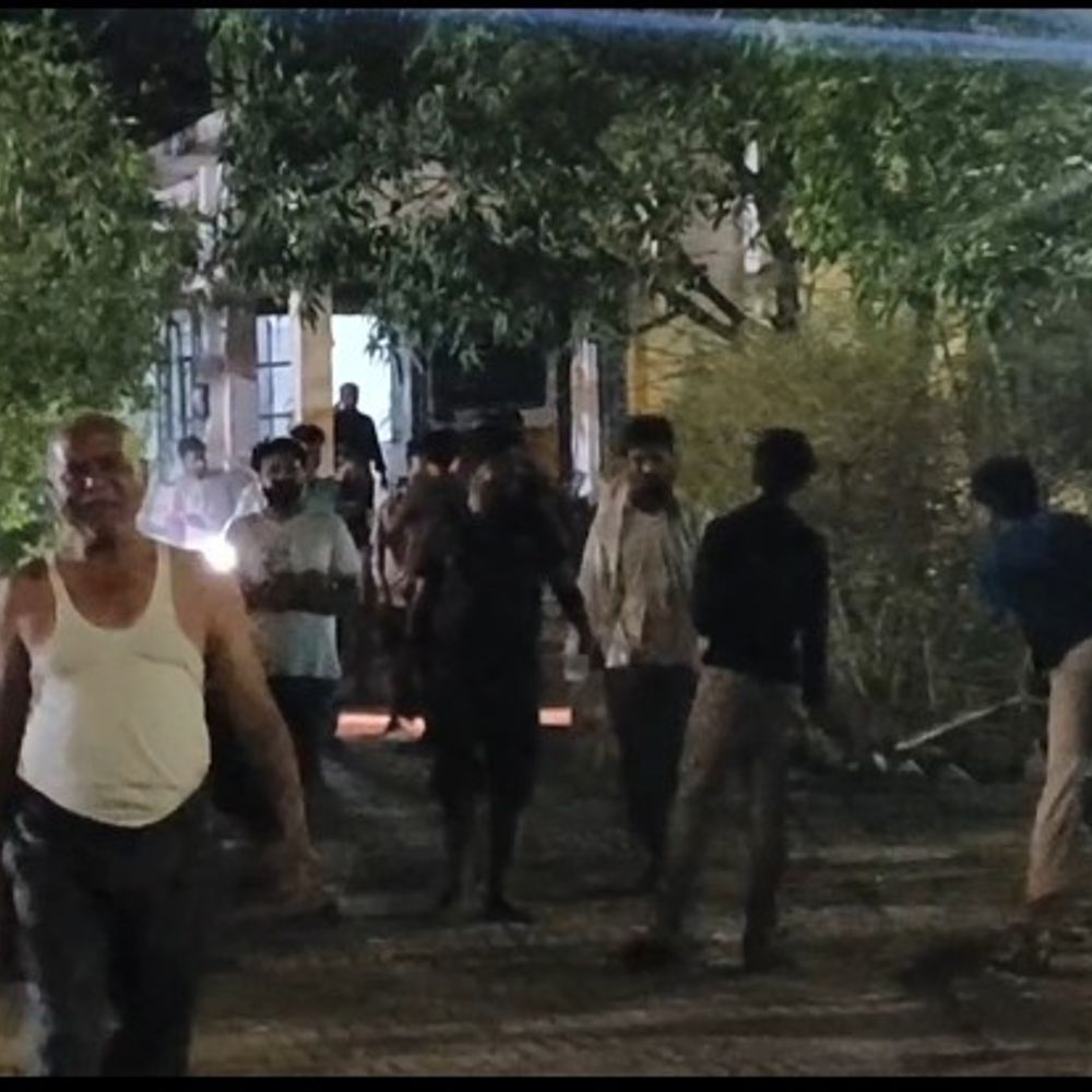 कौशांबी में अघोषित बिजली कटौती से लोग परेशान:दारानगर पावर हाउस का घेराव कर ग्रामीणों ने की नारेबाजी