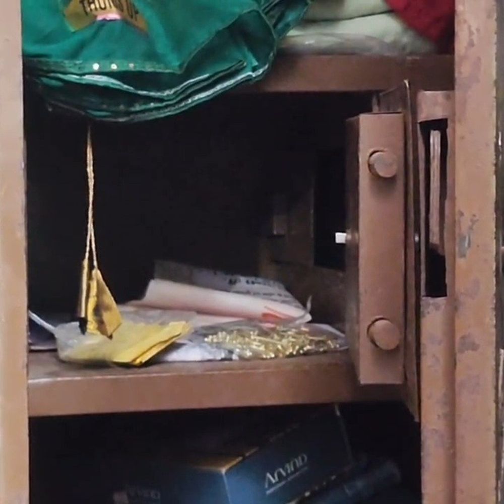 शादी में गए परिवार के घर 6 लाख की चोरी:अलमारी तोड़कर सोना-चांदी व नकदी लेकर फरार; दमोह के हटा थाना क्षेत्र की घटना