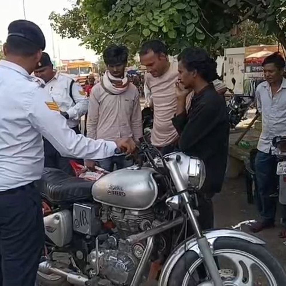 बागपत में बुलेट बाइक पर ₹33,000 का चालान:वंदना चौक पर ट्रैफिक नियम तोड़ने पर पुलिस की कार्रवाई