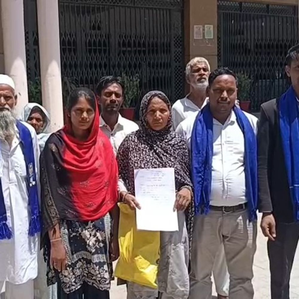 बागपत कलेक्ट्रेट में भीम आर्मी का प्रदर्शन:रमाला पुलिस पर उत्पीड़न के आरोप, निष्पक्ष जांच की मांग