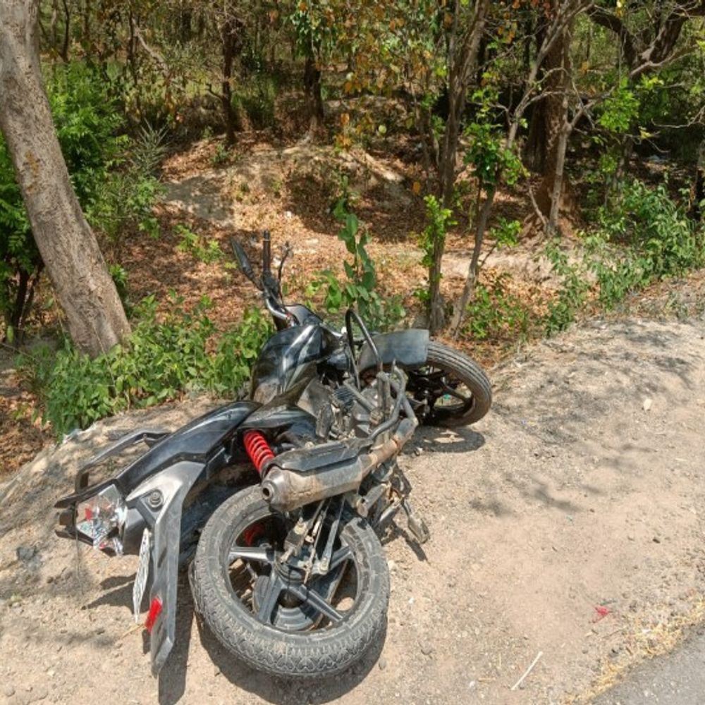 टायर फटने से कोल्ड-ड्रिंक से भरी डीसीएम पलटी:शाहजहांपुर में दो बाइक सवार की मौत, हादसे में चार घायल