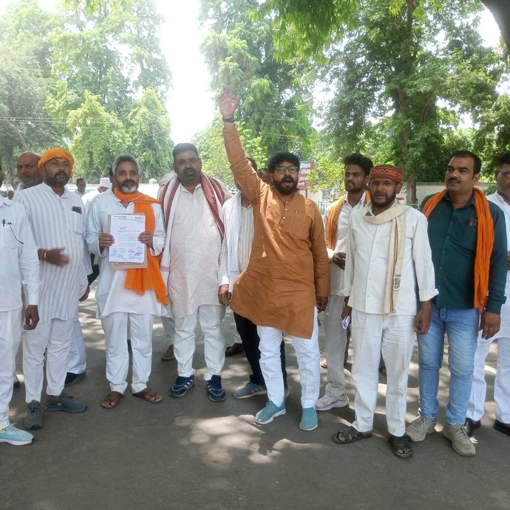 बलिया में प्रधानों ने मुख्यमंत्री को संबोधित ज्ञापन सौंपा:चुनाव टलने पर वर्तमान प्रधानों को प्रशासक बनाने की मांग