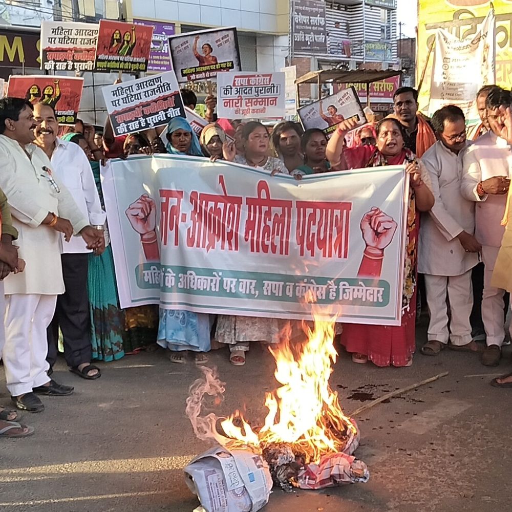 'नारी शक्ति वंदन अधिनियम' के समर्थन में आक्रोश रैली:अयोध्या में सपा-कांग्रेस का फूंका पुतला, महिलाओं ने कहा- आरक्षण में अड़ंगा बर्दाश्त नहीं