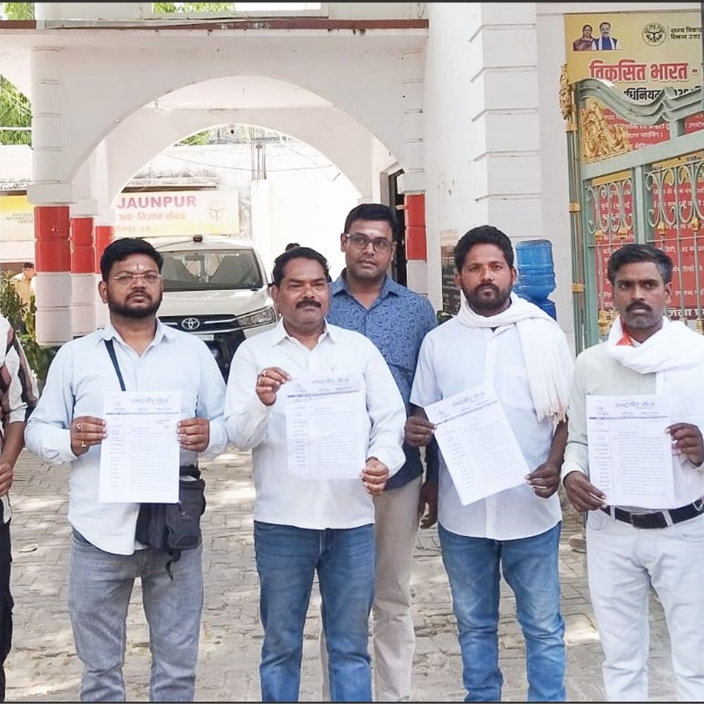 राष्ट्रवीर सेना ने जिलाधिकारी को सौंपा ज्ञापन:जौनपुर में नगर की 6 समस्याओं पर की मांग, यातायात-बिजली पर हुई चर्चा